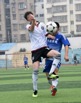 1.足球比赛中(足球比赛中是什么意思)