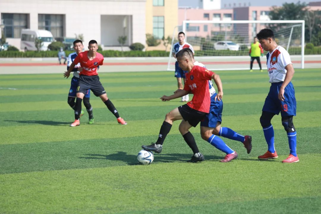 1.足球比赛中(足球比赛中是什么意思)  第1张