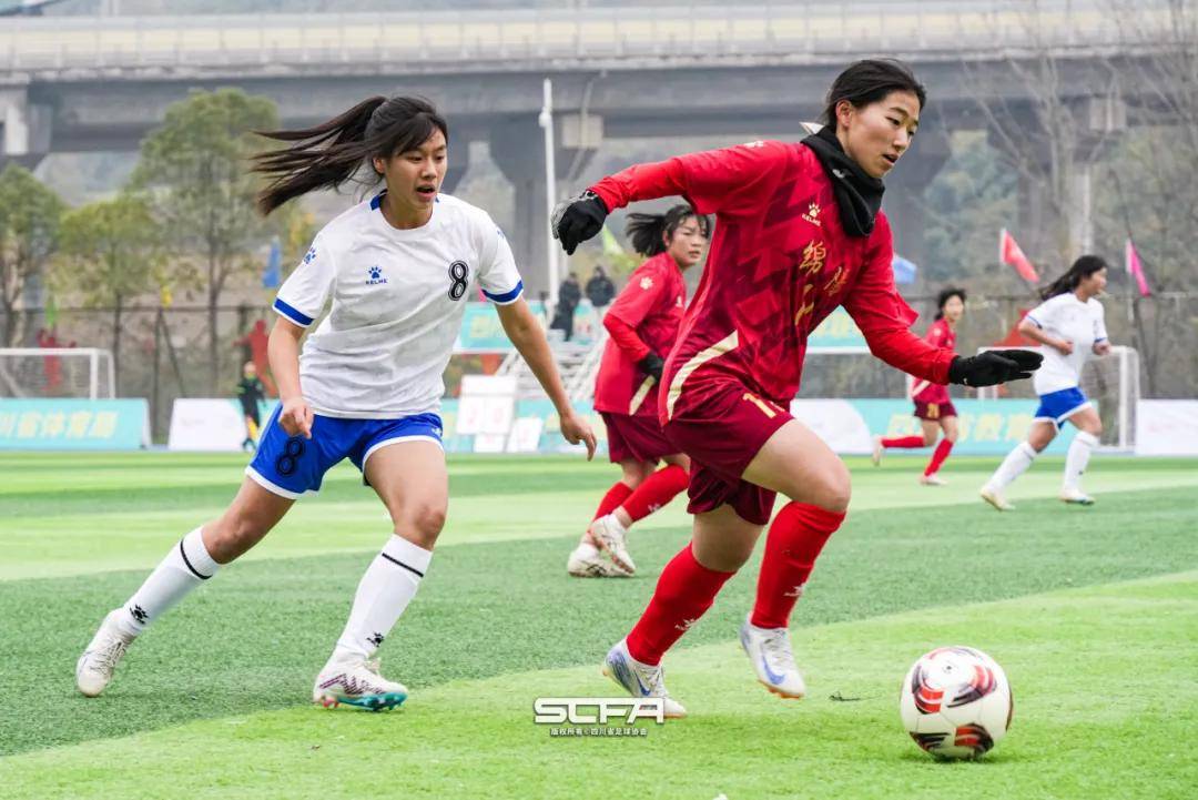 中学女子足球比赛(初中女子足球训练视频)  第1张